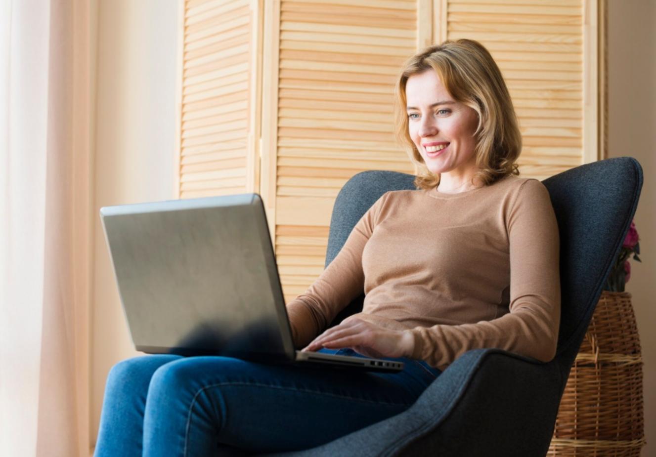 Persona revisando documentación técnica de optimización web