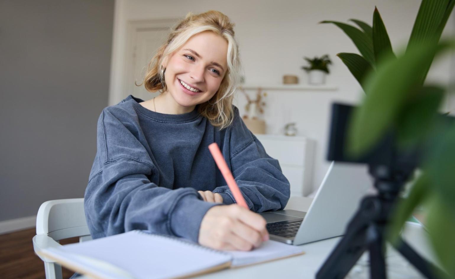 Espacio de trabajo colaborativo donde se desarrollan estrategias de optimización on-page y análisis de rendimiento web